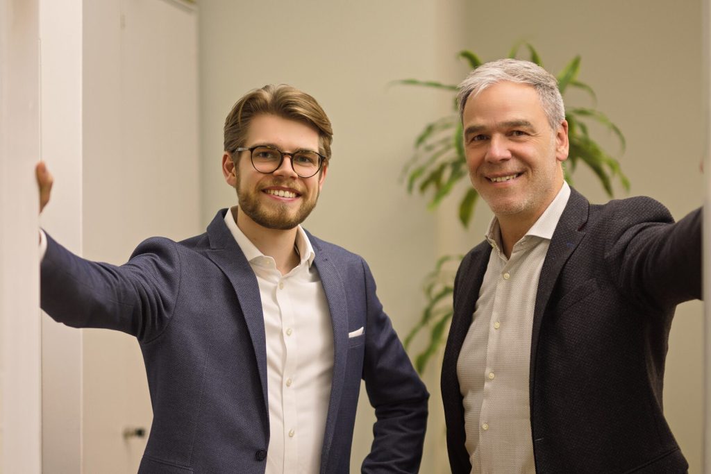 Cedric Behler und Johannes Klein am Empfang ihres Büros in Ingelheim